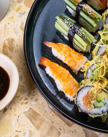 Sushi set selection pre dvoch v reštaurácii Hotela Mama's ****