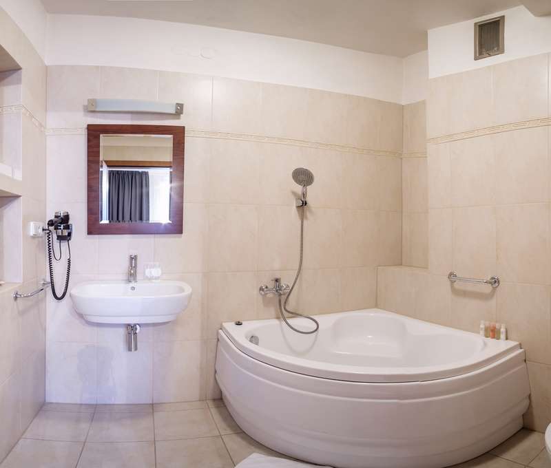 Veľká kúpeľňa s toaletou, telová kozmetika, fén (v najnovších apartmánoch rohová vaňa)