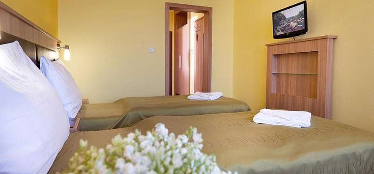 Hotel nabízí ubytování všem, kteří chtějí poznat památky, zasportovat si a aktivně si odpočinout