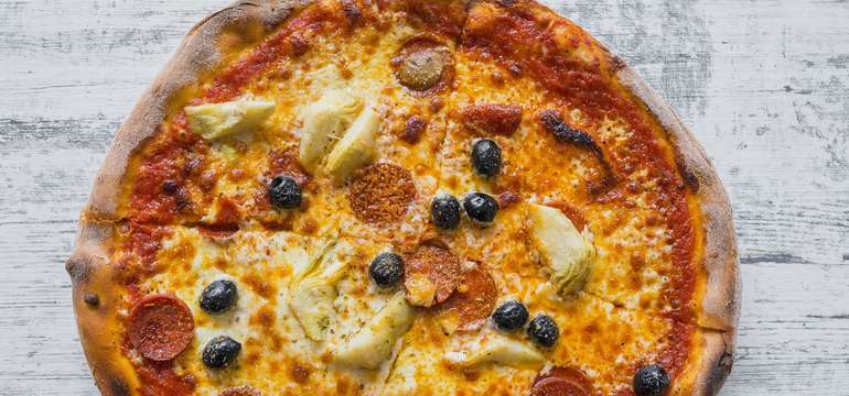 Chutná talianska pizza na dreve