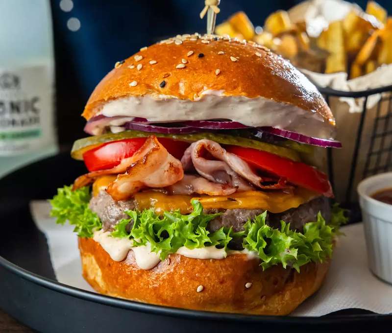Burger, limonáda a biliard v reštaurácii Lux Flavour