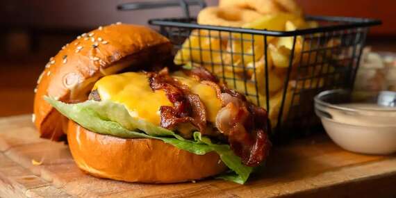 Poctivý hovädzí burger s poriadnou porciou príloh - hranolčeky, coleslaw šalát aj cibuľové krúžky/Bratislava - Ružinov