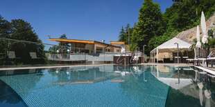 Hlavný 33 metrov dlhý antikorový bazén s rôznymi wellness / zábavnými prvkami