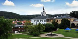 Hotel je len kúsok od malebného zámku Lysice