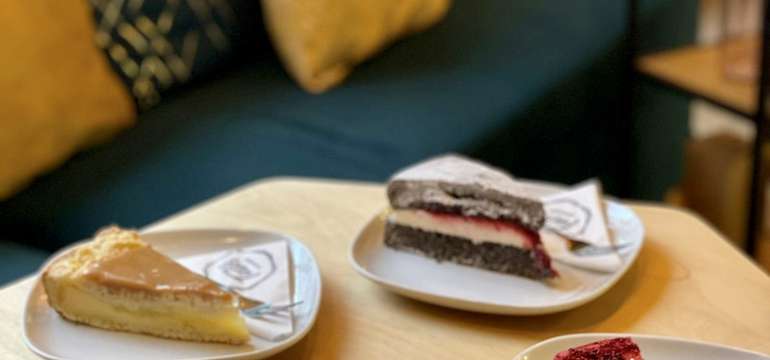 Káva a koláčik v dizajnovej kaviarni Talks