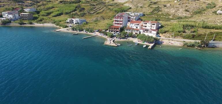 Pláž je len 50 m od penziónu Laguna Metajna