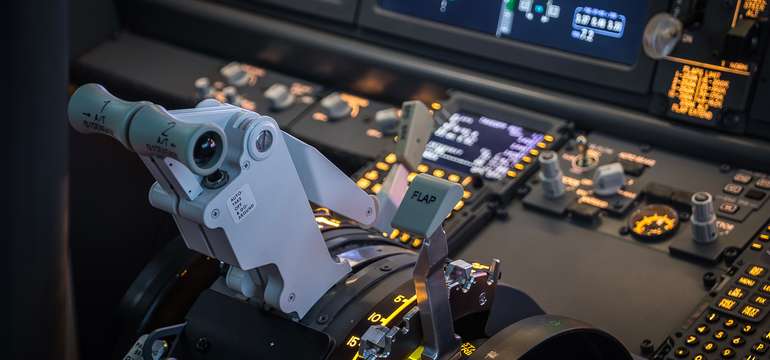 Realistický letecký simulátor B738-M