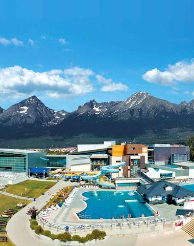 Súčasťou AquaCity Poprad je 13 vonkajších a vnútorných bazénov s termálnou vodou (28 - 38 °C)