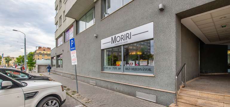 Parkovanie na 2 parkovacích miestach pred salónom Moriri