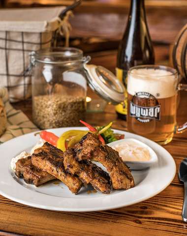 500 g grilovaných rebierok v pivnej marináde