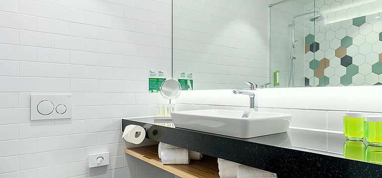 Súčasťou izieb v hoteli Holiday Inn Vienna - South je kúpeľňa s walk-in sprchou