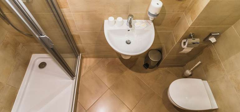 Každá kúpeľňa je vybavená kvalitnými sprchovacími kútmi Artweger