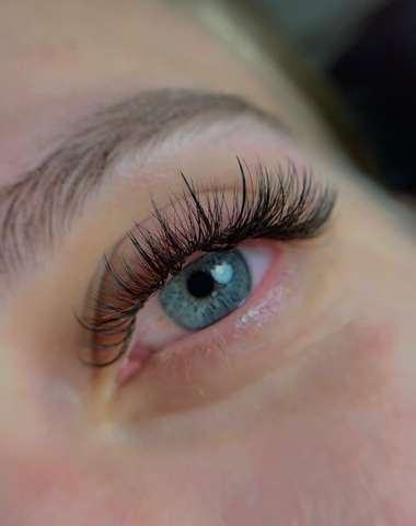 Aplikácia aj doplnenie 1D – 6D mihalníc v salóne Infinity Beauty Point