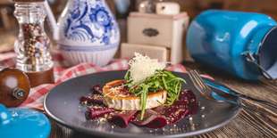 Cviklové carpaccio, grilovaný kozí syr, lieskové orechy, bagetka 80 g