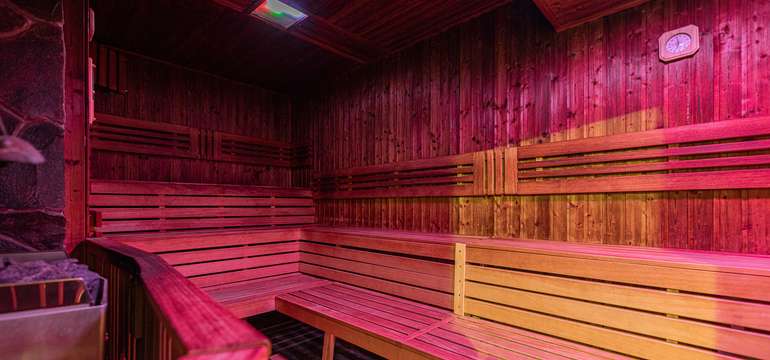 Súčasťou saunového sveta je fínska, bylinková, eukalyptová, infrasauna a turecká sauna(slúži výhradn