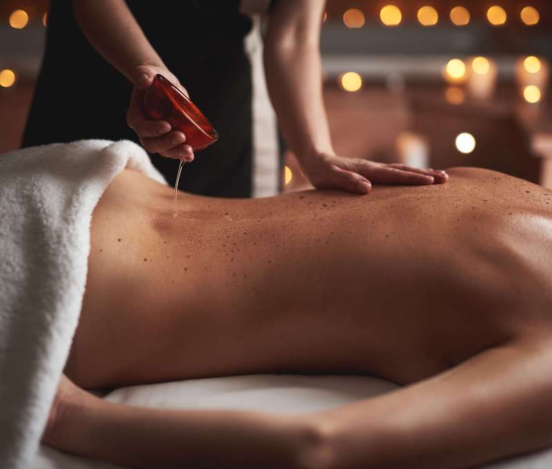 Thajská masáž stimuluje krvný obeh a odstraňuje bolesti chrbtice