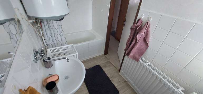 Apartmán má kúpeľňu s vaňou (aj sušičom vlasov)
