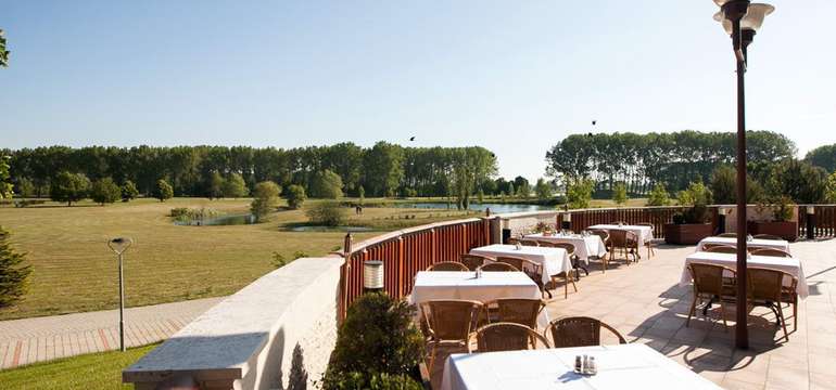 Tí, ktorí majú radi skôr vonkajšie aktivity, ocenia golfové ihrisko neďaleko hotela