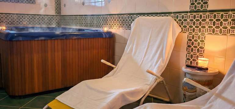 Wellness v penzionu Encián sestává z finské sauny a vířivky
