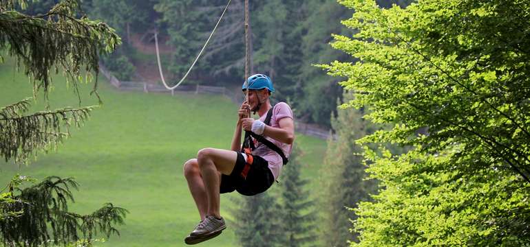 Adrenalínová jazda na kladke: Vyskúšajte obrí Zipline v Čutkove!