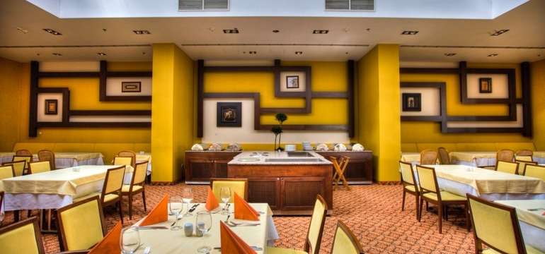 Hotel má až 3 reštaurácie a 3 bary