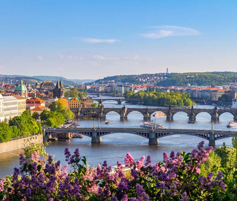 Karlov most s 30 sochami a súsošiami patrí medzi najnavštevovanejšie pražské pamiatky