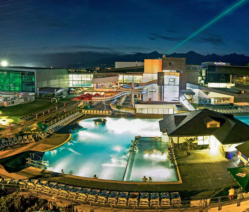 Súčasťou AquaCity Poprad je 13 vonkajších a vnútorných bazénov s termálnou vodou (28 - 38 °C)