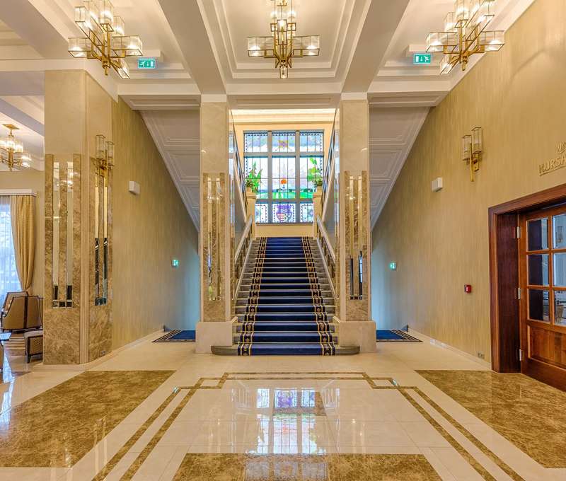 Zrekonstruovaný hotel ROYAL PALACE***** je zařízen ve stylu art deco a patří k nejluxusnějším