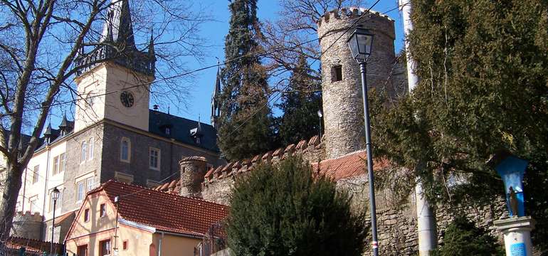 Oblíbeným cílem výletů je zámek ve Zruči nad Sázavou