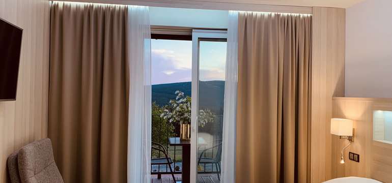 Ubytovaní budete v pokoji Lux s mramorovou koupelnou, chladničkou, LED TV i čerstvými květinami