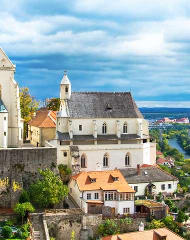 Znojmo je mesto na juhu Moravy s pôsobivým historickým centrom