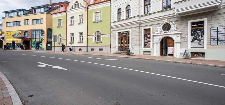 Salón má výbornú polohu, priamo na námestí Banskej Bystrice
