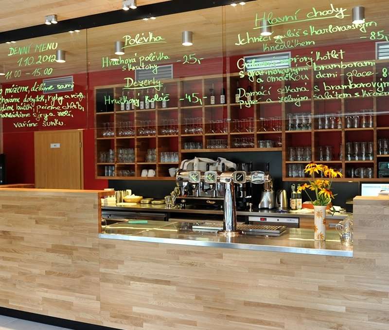 V restauraci se podává maso i ryby z vlastních BIO chovů i vlastní domácí chléb a slanina