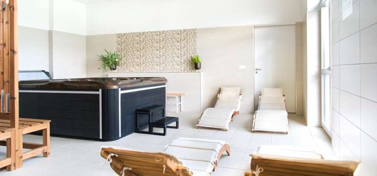Neomezené wellness: vnitřní bazén, venkovní bazén, finská sauna, infra sauna, vířivka
