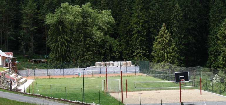 K dispozícii sú ihriská futbalové, basketbalové, tenisový kurt a plážový volejbal