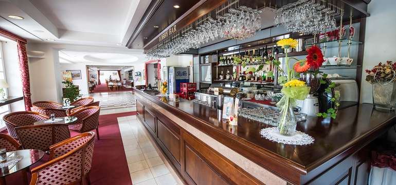 Bar v Grand Hoteli Strand****