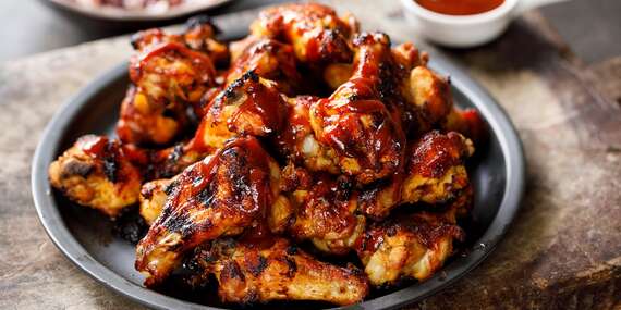 Grilované BBQ bravčové rebierka alebo veľká mäsová misa až pre 8 osôb v hoteli Divoká Voda v Čunove/Bratislava – Čunovo