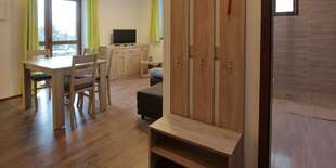 Dvojizbový apartmán sa skladá z predsiene, samostatnej spálne, kúpeľne so sprchovým kútom a WC, obýv