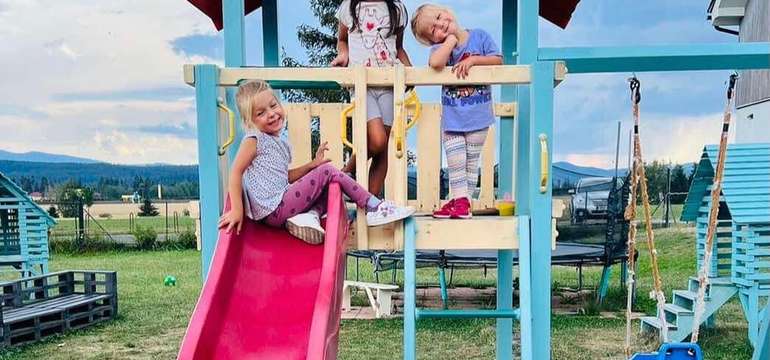 Na záhrade sa nachádza detské ihrisko s trampolínou