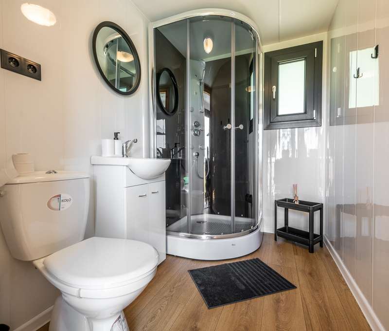 1. domček: Plnohodnotná kúpeľňa s WC