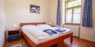 Každá izba, alebo apartmán je priestranný, útulne zariadený s domácky vyrobenými dekoráciami