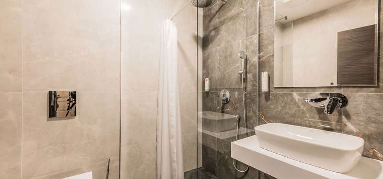 K štandardu všetkých izieb patrí sprchový kút, televízor, trezor, minibar a WiFi