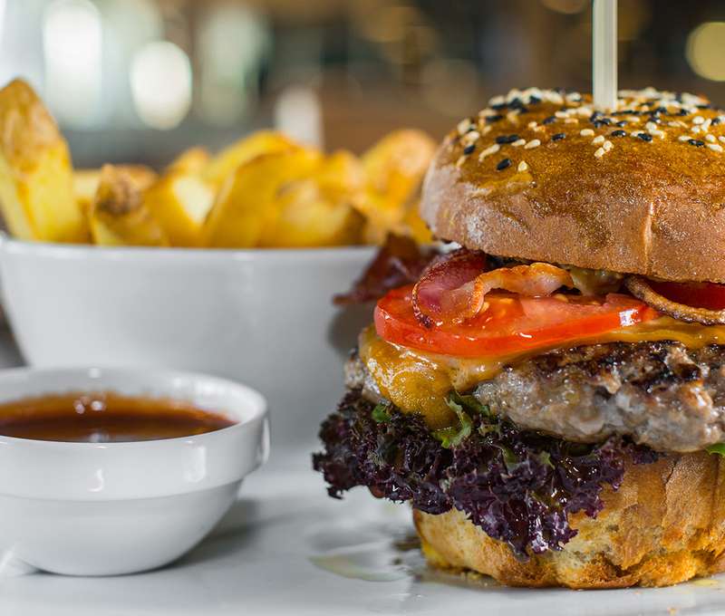 Hovädzí burger BistrOne v domácej žemli