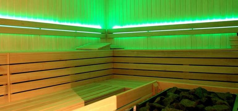 Fínska sauna má najvyššiu teplotu (85 - 100 °C) a zároveň veľmi nízku vlhkosť vzduchu (iba 10 %)