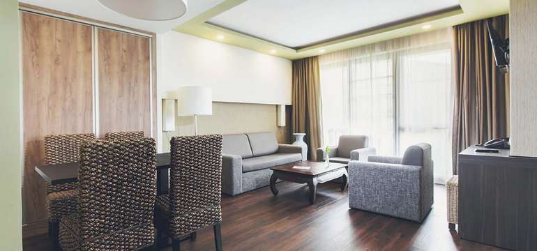 Izba Premium Suite sa skladá z priestrannej obývacej časti, príjemnej spálne a veľkej kúpeľne