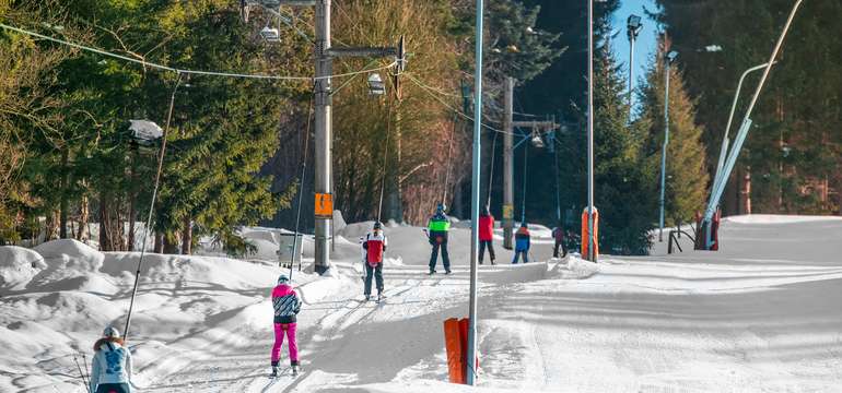 V stredisku s nadmorskou výškou 600 - 900 m n. m. si môžete vyberať z 5 vlekov