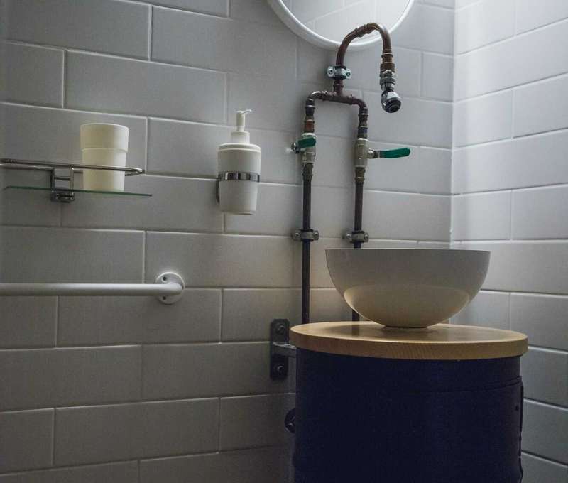 Stejně designová jako zbytek hotelu je i koupelna s WC, která je součástí každého pokoje