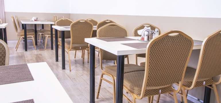 Každé ráno vás čeká bufetová snídaně v příjemném prostředí hotelové restaurace