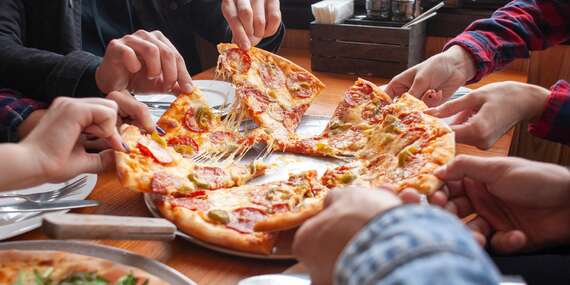 Pizza podľa vlastného výberu v reštaurácii U Doktora - až 17 druhov/Bratislava - Ružinov