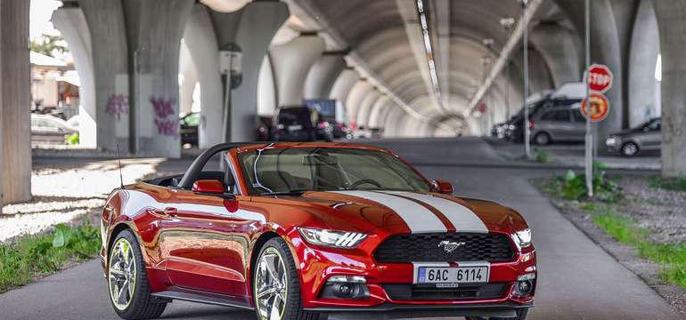 Nezabudnuteľná jazda na prenajatom Mustangu Cabrio